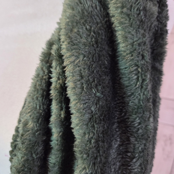 UGG Cable Knit Hat and Scarf Set in Forest Green - Picture 5 of 6